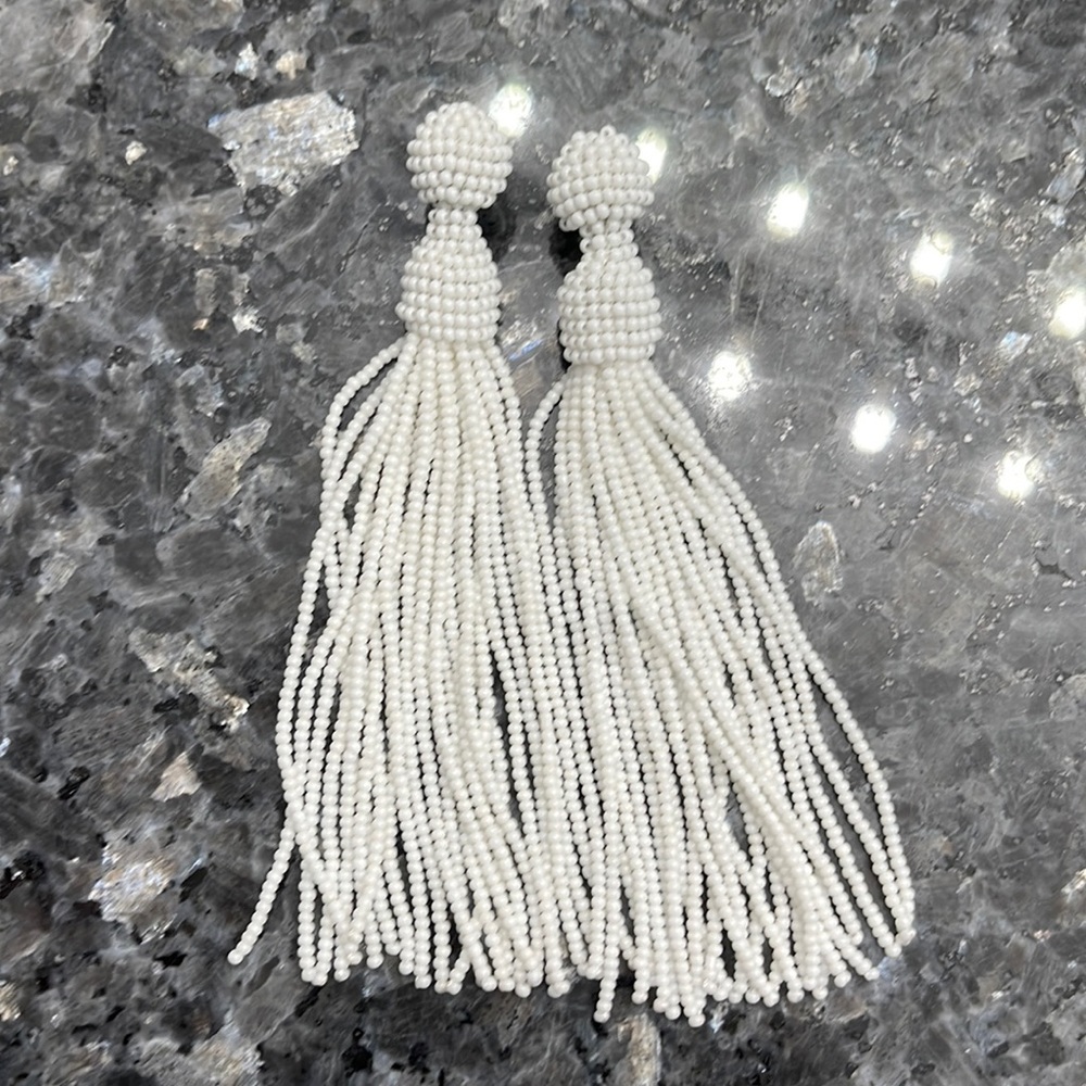 🐸Long beaded white earrings